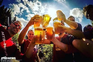 Prost! Auf ein tolles Wochenende! Prost! Auf ein tolles Wochenende!
