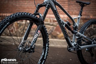 Die RockShox Yari RC-Federgabel an der Front stellt 160 mm Federweg zur Verfügung. Die RockShox Yari RC-Federgabel an der Front stellt 160 mm Federweg zur Verfügung.