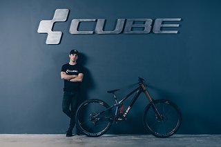 Vermutlich werden wir Danny auf einem Cube Two15 mit 27,5"-Hinterrad und 29"-Vorderrad sehen. Vermutlich werden wir Danny auf einem Cube Two15 mit 27,5"-Hinterrad und 29"-Vorderrad sehen.