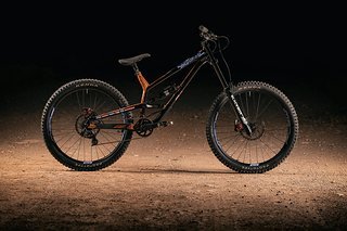 Was für ein verrücktes, farbenfrohes Bike: Das Commencal FRS von Kyle Strait.