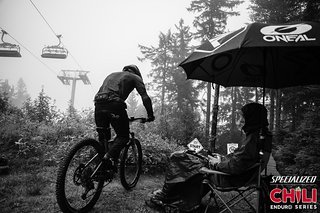 Ungemütlicher Start in den Tag für die FahrerInnen sowie Streckenposten. Foto: Paul Kopp Ungemütlicher Start in den Tag für die FahrerInnen sowie Streckenposten. Foto: Paul Kopp