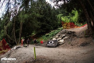Bevor es auf die letzten Wald-Abschnitte geht, muss dieser kleine Hip Sprung über den Weg gemeistert werden.