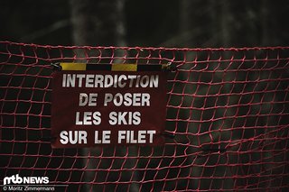 Mein Schul-Französisch liegt nun einige Jahre zurück, aber wenn ich das Schild richtig verstehe, dann ist es hier verboten, mit Skiern auf dem Filet zu posieren.