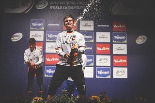 Benedikt Last freut sich sichtlich über Bronze