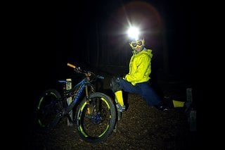 Nicht nur die Helmlampe glänzt und leuchtet, ebenso das Bike und die Laufräder sind im dunklen Wald nicht zu übersehen.