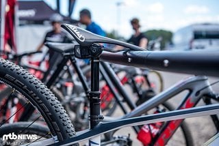 Am Ghost-Hardtail der U23-Fahrerin Sina Frei stießen wir auf diesen Prototyp einer elektronischen RockShox Reverb-Sattelstütze