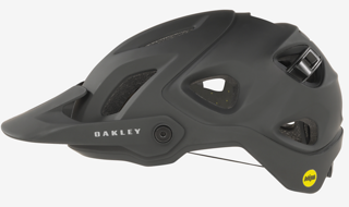 Den Oakley DRT5 gibt es ausschließlich in Schwarz und Größe L zu gewinnen.