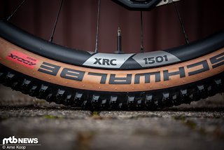 Leichte DT Swiss XRC 1501-Carbon-Laufräder mit 30 mm Felgeninnenweite sollen einerseits das Gewicht drücken, andererseits ein Plus an Komfort bieten. Leichte DT Swiss XRC 1501-Carbon-Laufräder mit 30 mm Felgeninnenweite sollen einerseits das Gewicht drücken, andererseits ein Plus an Komfort bieten.