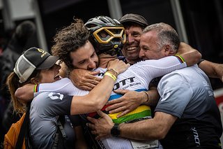 Schurter wird sein Team, dem er in seiner 23-jährigen Karriere immer treu blieb, weiterhin erhalten bleiben.