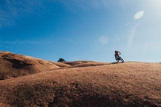 Dank des tiefen Schwerpunktes liegt das Bikes erstaunlich gut in der Kurve. Die Plus-Reifen sorgen mit ihrem Grip für Extra-Vertrauen.