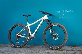 Das Ibis DV9 XC-Hardtail setzt auf einen schicken Carbon-Rahmen und ist in fünf verschiedenen Ausstattungsvarianten und als Rahmen erhältlich