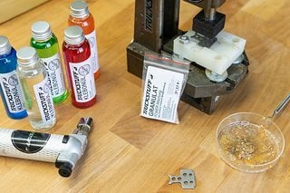 Das komplette Trickstuff DIY-Kit für Bremsbeläge beinhaltet alles, was man für die Produktion der eigenen Bremsbeläge benötigt.