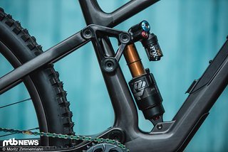 An unserem Testbike wird ein Luftdämpfer von der im Ruhrpott gefrästen Alu-Umlenkwippe aktiviert An unserem Testbike wird ein Luftdämpfer von der im Ruhrpott gefrästen Alu-Umlenkwippe aktiviert