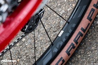 Der Gesamtweltcupsieger fährt sein Racebike mit 25 mm Felgen und 2.35 breiten Schwalbe Reifen.