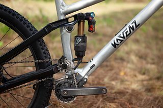 Je nach verbauter Dämpferaufnahme und gewähltem Dämpferhub spuckt das Kavenz VHP G2 von 180 mm bis 120 mm Federweg am Heck aus.