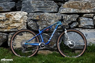 Das Canyon Lux World Cup der Schwedin wurde passend der schwedischen Nationalfarben designt.