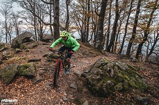 Dafür heißt es in steinigem Gelände einen festen Griff am Lenker behalten Dafür heißt es in steinigem Gelände einen festen Griff am Lenker behalten