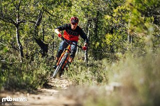Die Helme und Outfits von Troy Lee Designs erfreuen sich vor allem bei Rennfahrern größter Beliebtheit, machen aber auch im alltäglichen Trail-Einsatz eine gute Figur Die Helme und Outfits von Troy Lee Designs erfreuen sich vor allem bei Rennfahrern größter Beliebtheit, machen aber auch im alltäglichen Trail-Einsatz eine gute Figur