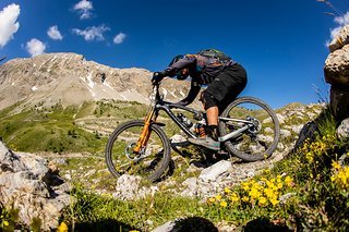 Vergleichsweise schnelle Kurven mit viel Gegenhalt gibt es eher selten bei der Trans-Provence