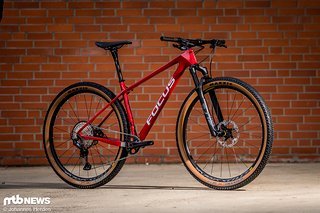 Die neuen Raven-Modelle bieten Varianten für jeden Geldbeutel – von 1.799 € bis 6.999 € wird vom Hobbyfahrer bis zum anspruchsvollen Racer jeder versorgt. Im Bild: Das Focus Raven 8.8 Die neuen Raven-Modelle bieten Varianten für jeden Geldbeutel – von 1.799 € bis 6.999 € wird vom Hobbyfahrer bis zum anspruchsvollen Racer jeder versorgt. Im Bild: Das Focus Raven 8.8