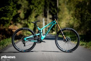 Mit dem Propain Rage CF 29 hat der deutsche Versender ein durchaus konkurrenzfähiges 29"-Downhill-Racebike im Angebot Mit dem Propain Rage CF 29 hat der deutsche Versender ein durchaus konkurrenzfähiges 29"-Downhill-Racebike im Angebot