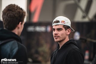 Gerüchten zufolge soll der junge Mann rechts wissen, wie man mit viel Druck umgeht und große Downhill-Rennen gewinnt.