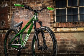 Das NS Bikes Movement 1 kommt in einer auffälligen schwarzgrünen Lackierung und wechselt für einen Preis von 1.299 € den Besitzer.