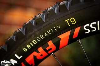 Den Downhill-Reifen gibt es ausschließlich mit Grid Gravity-Karkasse und der weichen T9-Gummimischung zu kaufen. Den Downhill-Reifen gibt es ausschließlich mit Grid Gravity-Karkasse und der weichen T9-Gummimischung zu kaufen.