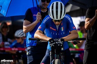 Luca Braidot geht nochmal in sich, bevor der Startschuss zum großen Short Track-Finale der Herren fällt.