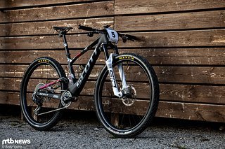 Sponsor Scott spendiert Schurter jedoch in regelmäßigen Abständen ein gänzlich neu lackiertes Rad, sodass sich jedes Mal aufs Neue der Blick auf das Arbeitsgefährt des "Greatest of All Time" lohnt.