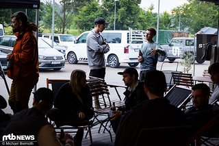 Tech-Talk bei Bierchen und Grillgut