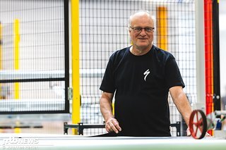 Rüdiger Schulte arbeitet schon viele Jahre in der Reifenentwicklung und zeigte uns verschiedene Stationen der Herstellung.