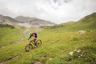 Die Abfahrt ins Urdental hinein startet über einen feinen alpinen Singletrail Die Abfahrt ins Urdental hinein startet über einen feinen alpinen Singletrail