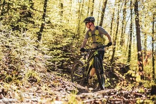 Am Ende bleiben beim Test des Vaude Trail Spacer 18 gemischte Eindrücke: Fertigungsverfahren und Nachhaltigkeit können überzeugen, ebenso die große Anzahl an (verschließbaren) Taschen und das gut nutzbare Gesamtvolumen