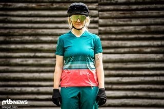 Das Endura Women's Singletrack Print-Jersey fällt größengetreu aus