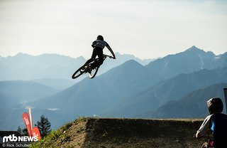 Schon am Setup-Sprung fliegt Jackson Goldstone seitlicher, als die meisten es sich träumen lassen.