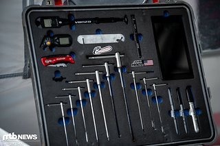 Der Mechaniker von Aaron Gwin hat nicht nur viele edle Tools dabei, sondern auch ein Tablet … was da wohl drinsteht? Der Mechaniker von Aaron Gwin hat nicht nur viele edle Tools dabei, sondern auch ein Tablet … was da wohl drinsteht?