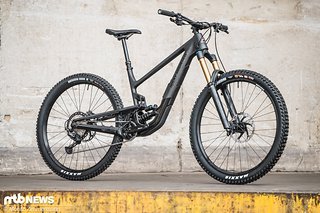 Rocky Mountain bietet das Altitude in verschiedenen Ausstattungsvarianten mit Carbon oder Aluminium-Rahmen für Preise zwischen 5.200 € und 8.400 € zum Kauf an.
