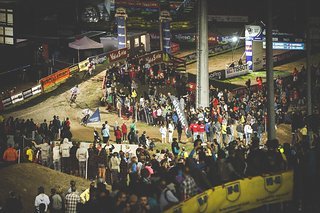 Die Ränge waren prall gefüllt, die Stimmung unglaublich - Fourcross so wie es sein muss