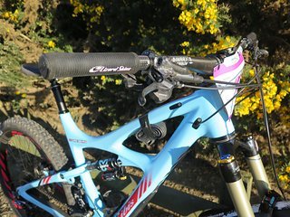 Shimano XTR statt der bissigen Saint und die ultra leichten Lizardskins DSP Grips, das macht zusammen gleich ein minus von mehreren hundert Gramm auf der Waage