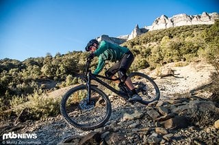 Auf dem Trail vermittelt der schicke POC-Helm dank des tief nach unten gezogenen Nackens jede Menge Sicherheit.