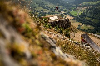 Wenn es einen Fahrer gibt, auf den Freeride und Racing gleichermaßen gut zutrifft, ist Brendan Fairclough weit vorne dabei – kein Wunder, dass ihm auch die Red Bull Hardline gut lag. Mit einer zügigen Fahrt fuhr der Brite auf Rang 5