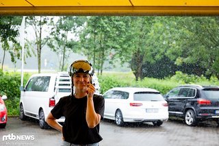 Sabrina von Santa Cruz sorgt mit allerhand schicker Bikes für gute Laune vor Ort