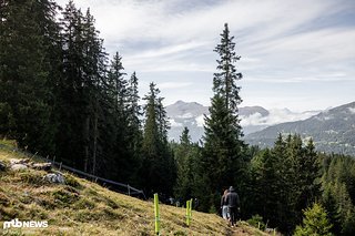 Statt auf den Bike Park-Kurven unter dem Lift entlangzuführen, quert die Strecke wie schon 2023 erneut die Wiese und führt in eine technische Wald-Sektion.