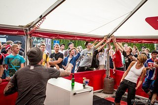 Pausenprogramm mit Duncan Riffle: SRAM-Shirts sind heißbegehrt