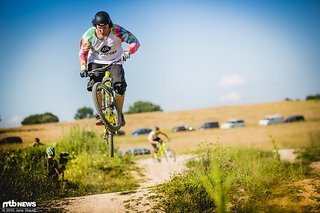 Franz gewinnt nicht nur die Stylewertung mit seinem Trikot, sondern auch die Fingerfertigkeitswertung. Selbstgemach! Wer kann, der kann.