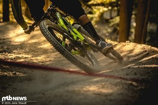 ...und ordentlich Schräglage auf dem rutschigen Untergrund. ...und ordentlich Schräglage auf dem rutschigen Untergrund.