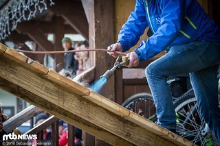 Feintuning, damit die Fahrer auf dem rutschigen Holz Halt finden