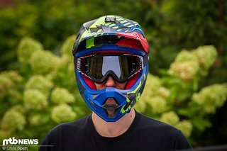In großen Helmen sieht die Brille zwar noch kleiner aus, kann durch die Bügelkonstruktion aber auch hier eine gute Passform bieten