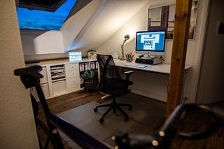 Für mich ändert sich nicht so viel im Moment – ich arbeite eh immer im Home Office in meinem Arbeitszimmer. Außer schöner Aussicht gibt es hier wenig zum Ablenken, höchstens noch das Leuchtschild von Frankys Video Power.